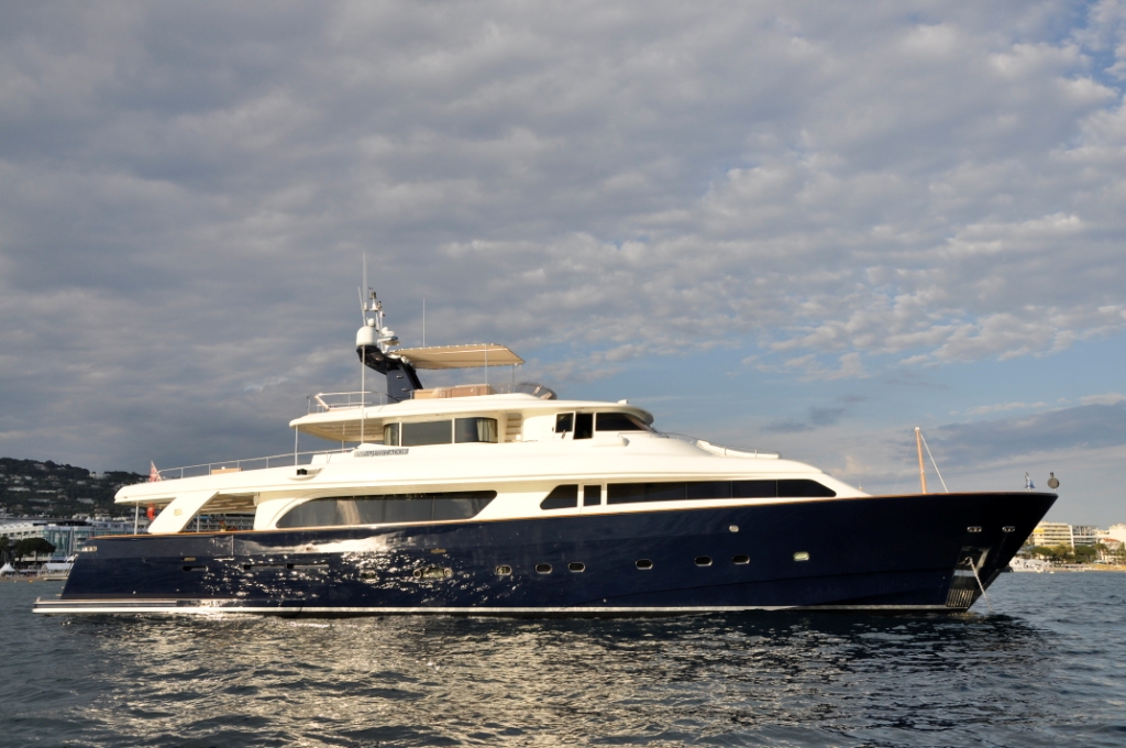 Motor Yacht CONQUISTADOR - Anchored.jpg