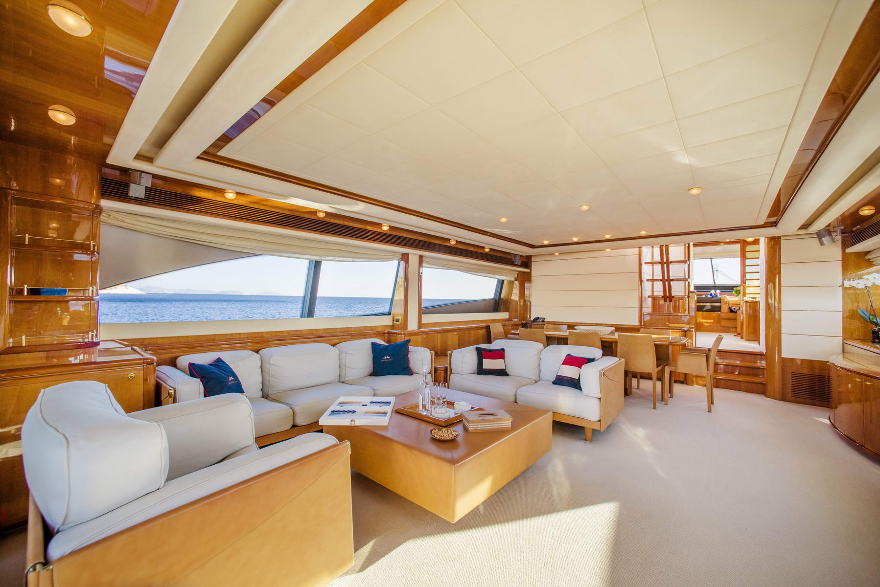 Motor Yacht DAY OFF - Salon.jpg