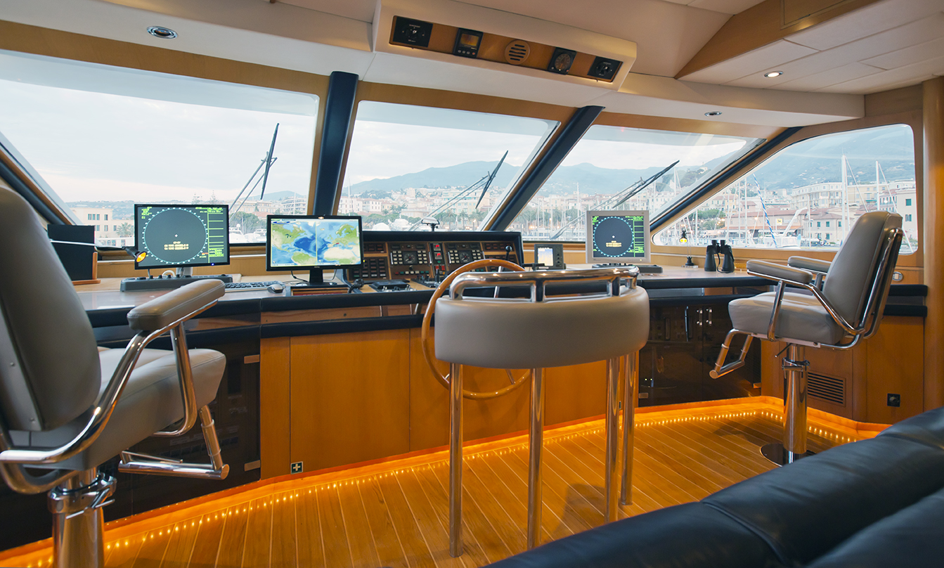 Motor Yacht DESAMIS B - Bridge.jpg
