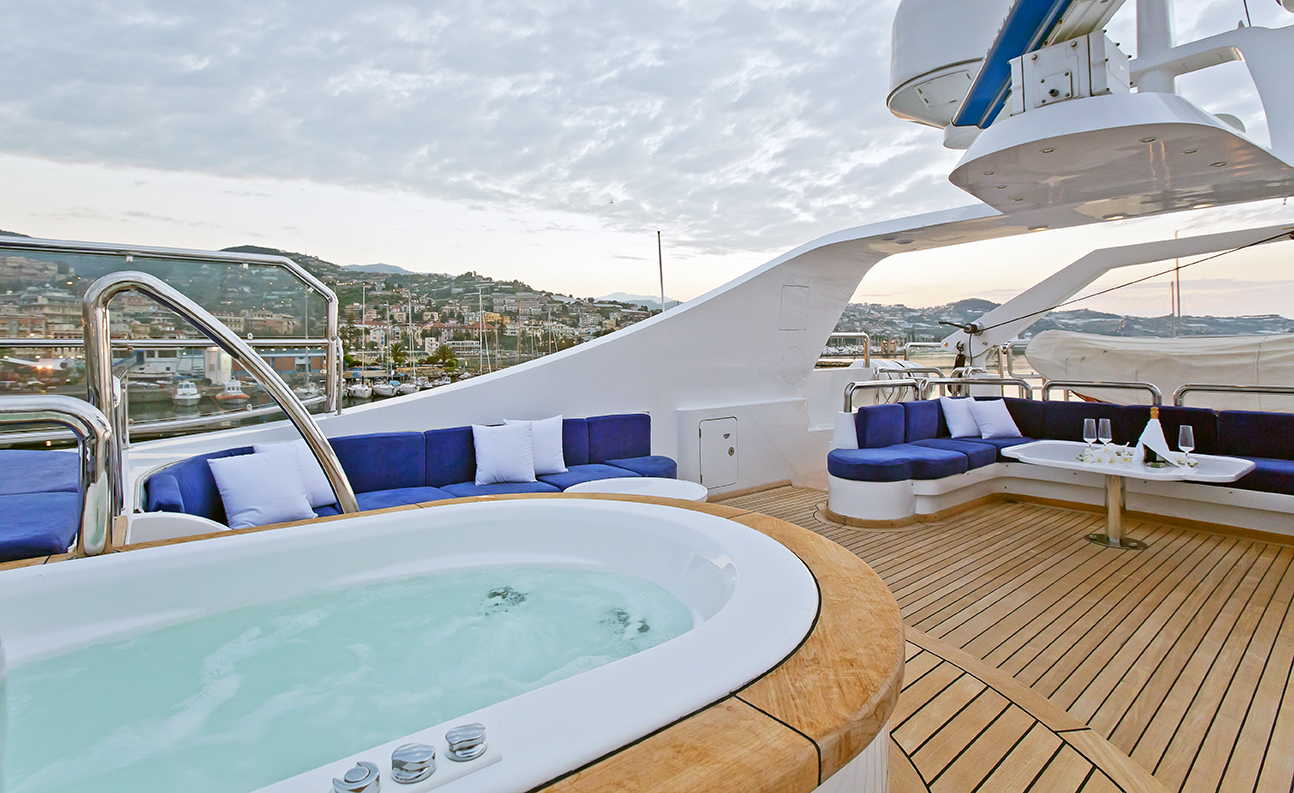 Motor Yacht DESAMIS B - Jacuzzi.jpg