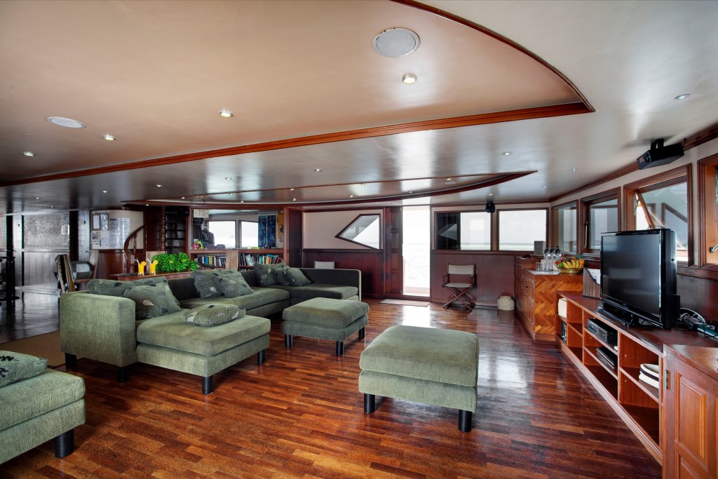 Motor Yacht DUKE OF YORK - Salon b.jpg