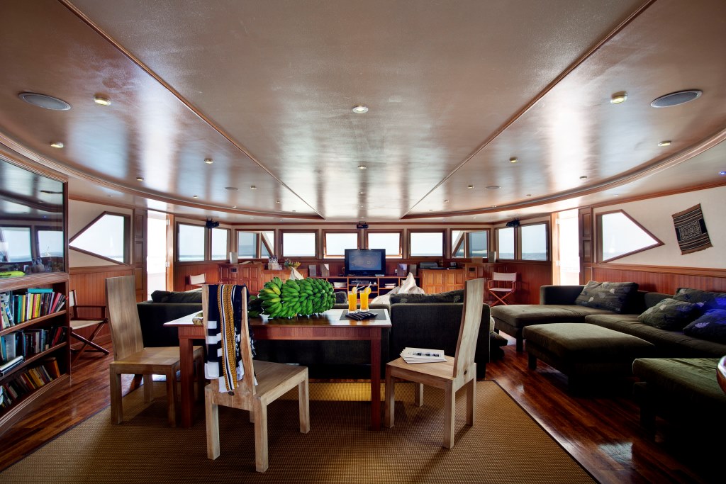 Motor Yacht DUKE OF YORK - Salon.jpg