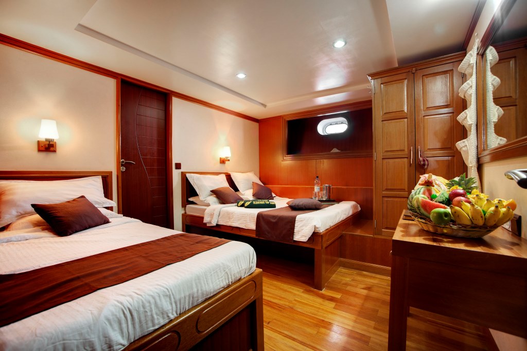 Motor Yacht DUKE OF YORK - Tripple cabin.jpg