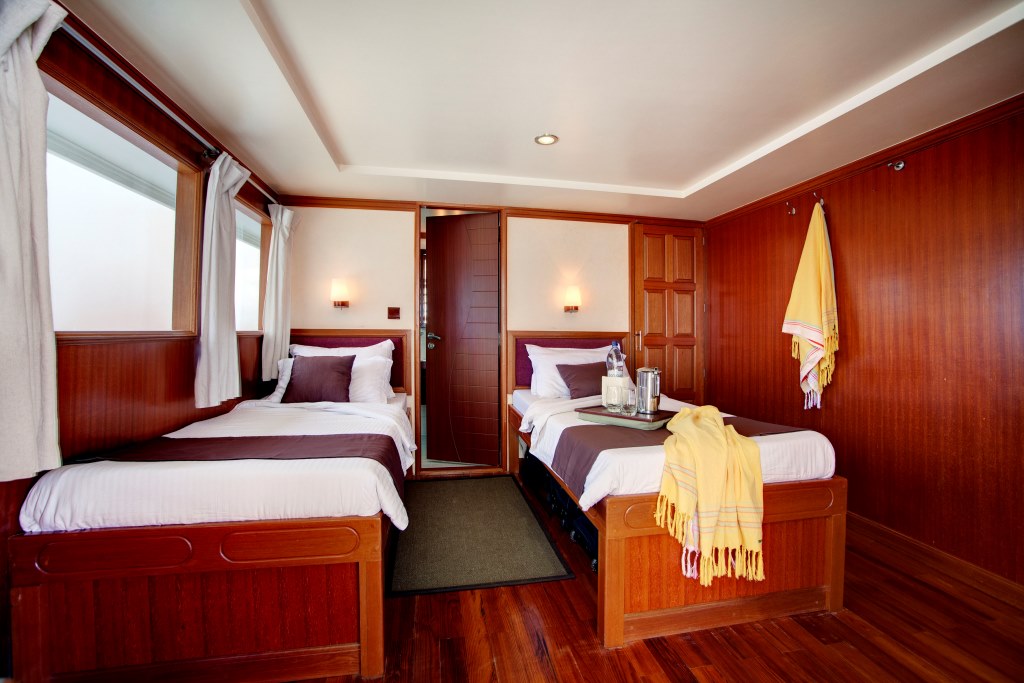 Motor Yacht DUKE OF YORK - Twin cabin b.jpg