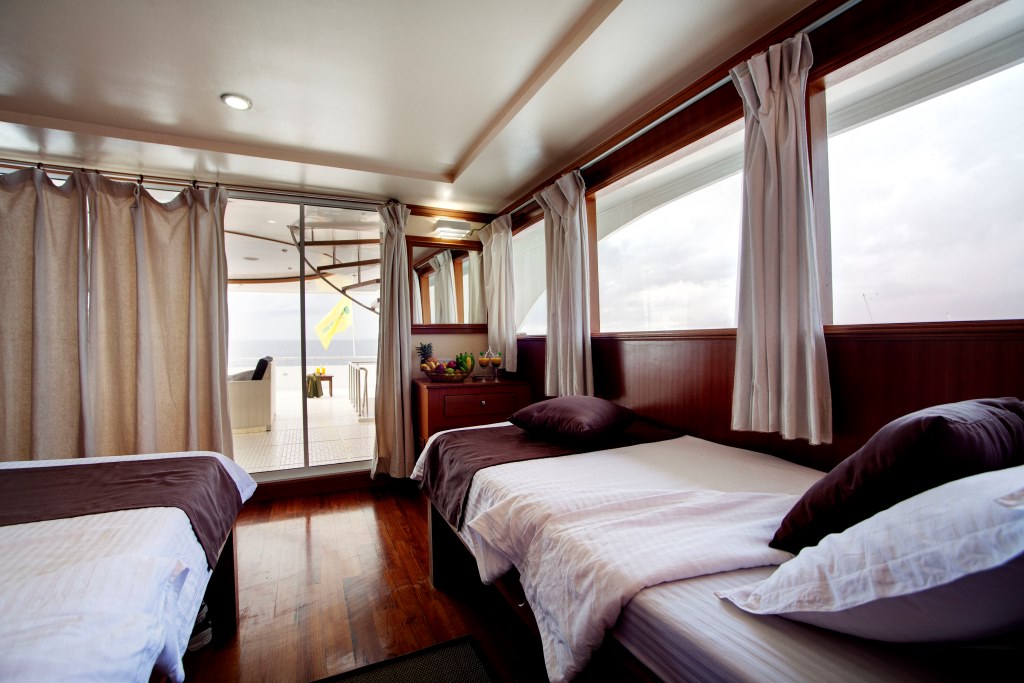 Motor Yacht DUKE OF YORK - Twin cabin upper.jpg