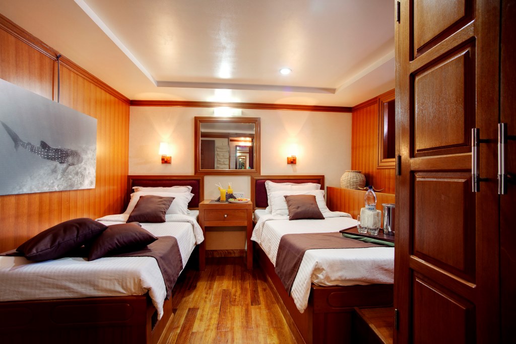 Motor Yacht DUKE OF YORK - Twin cabin.jpg