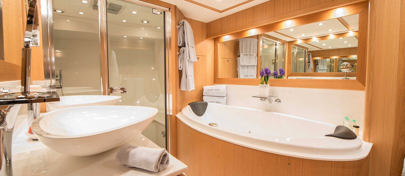 Motor Yacht EMOJI - 007.jpg