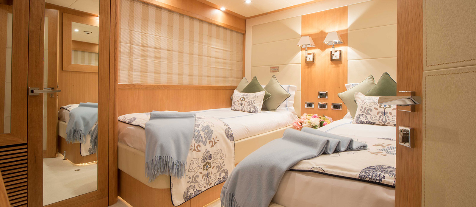 Motor Yacht EMOJI - 010.jpg