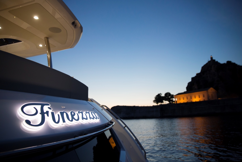 Motor Yacht FINEZZA - At Night.jpg