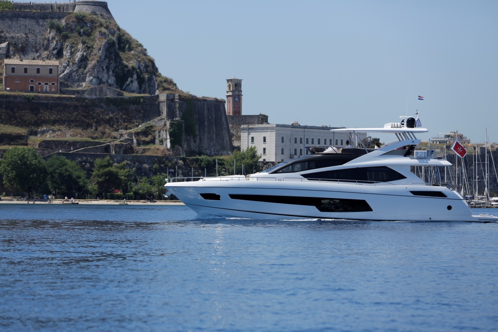 Motor Yacht FINEZZA - Profile.jpg