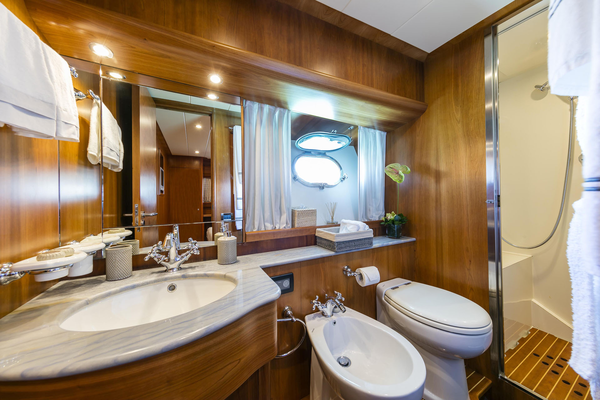 Motor Yacht GORGEOUS - 011.jpg
