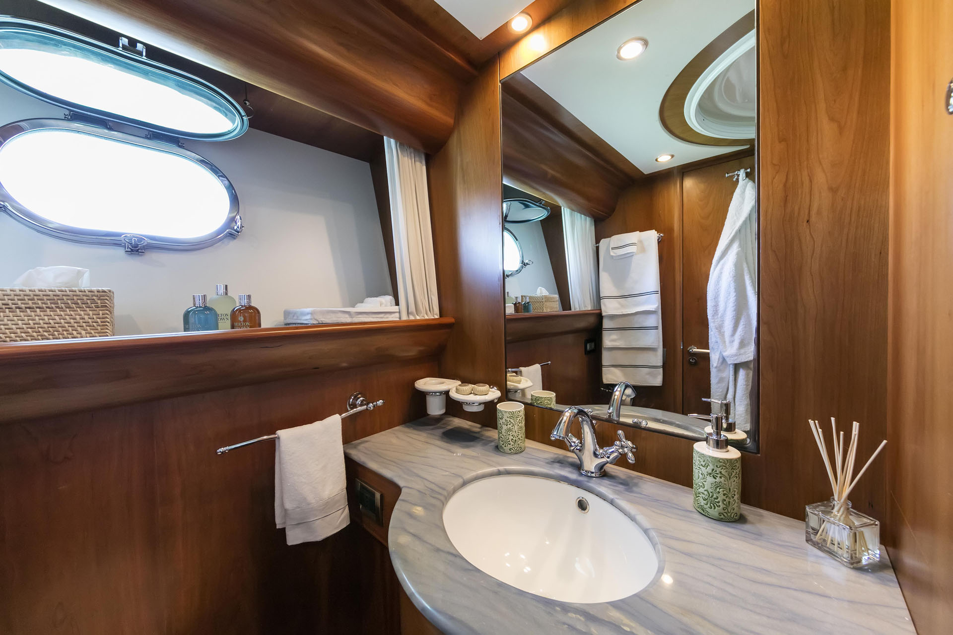 Motor Yacht GORGEOUS - 013.jpg