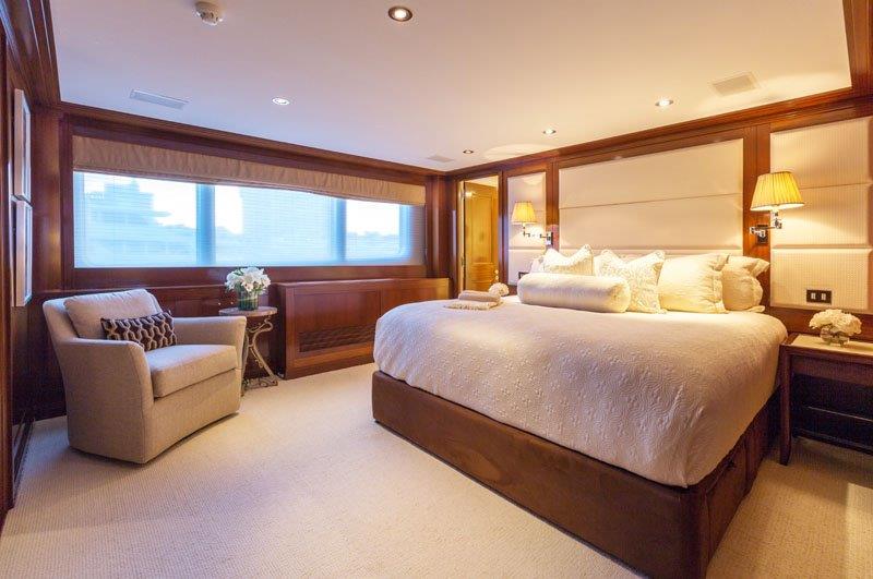 Motor Yacht GRAVITAS -  Master cabin.jpg