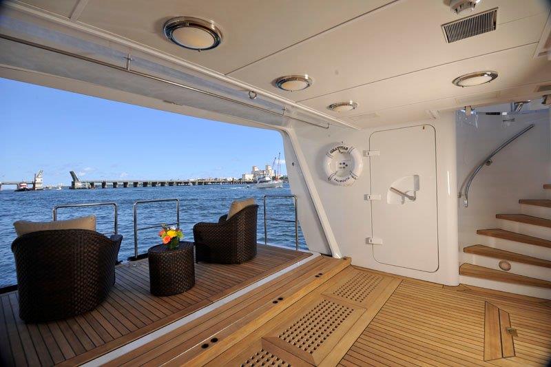 Motor Yacht GRAVITAS -  Teak beach.jpg