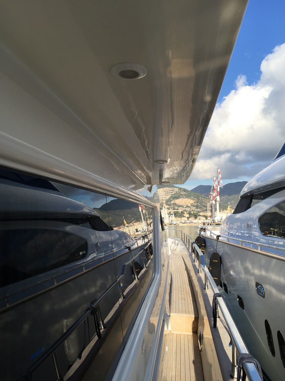 Motor Yacht HAPPY FEET - Side deck.jpg