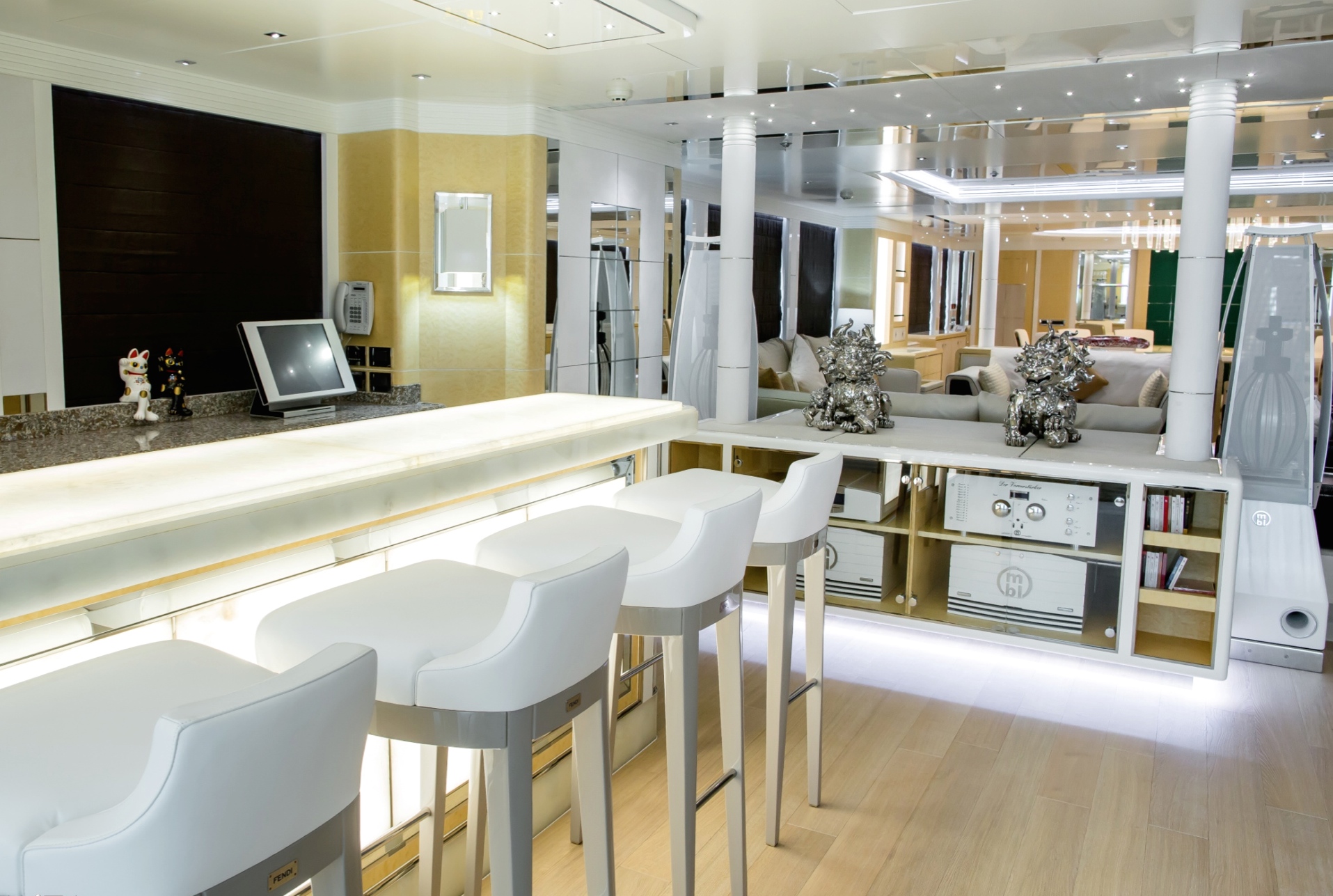 Motor Yacht JADE - Wet bar.jpg