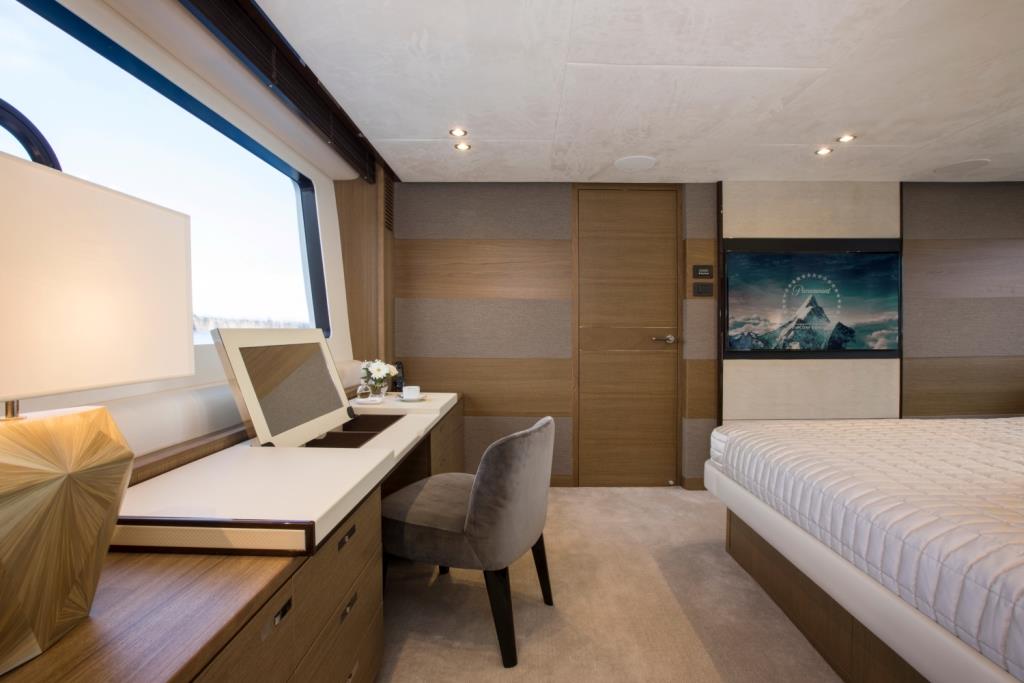 Motor Yacht LA VIE - Master desk.jpg