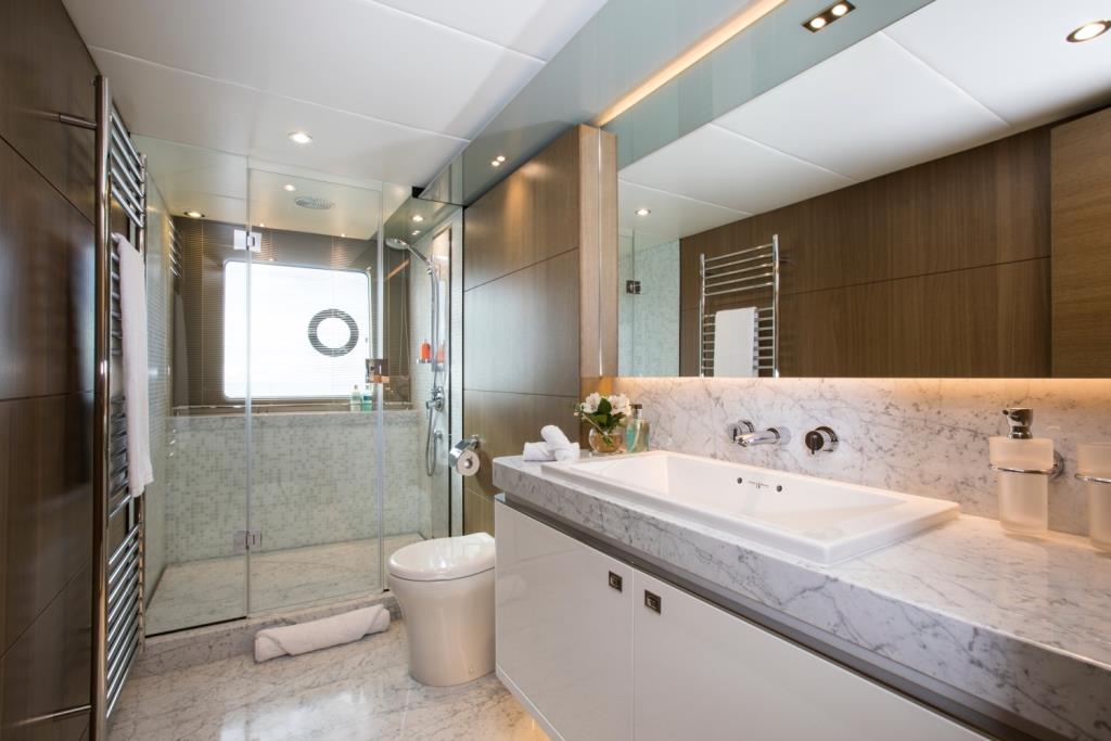 Motor Yacht LA VIE - Master ensuite.jpg