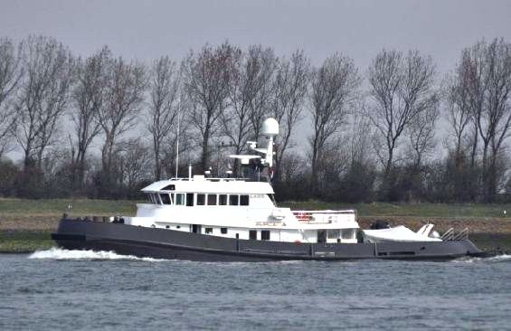 Motor Yacht LARS -  Profile.jpg