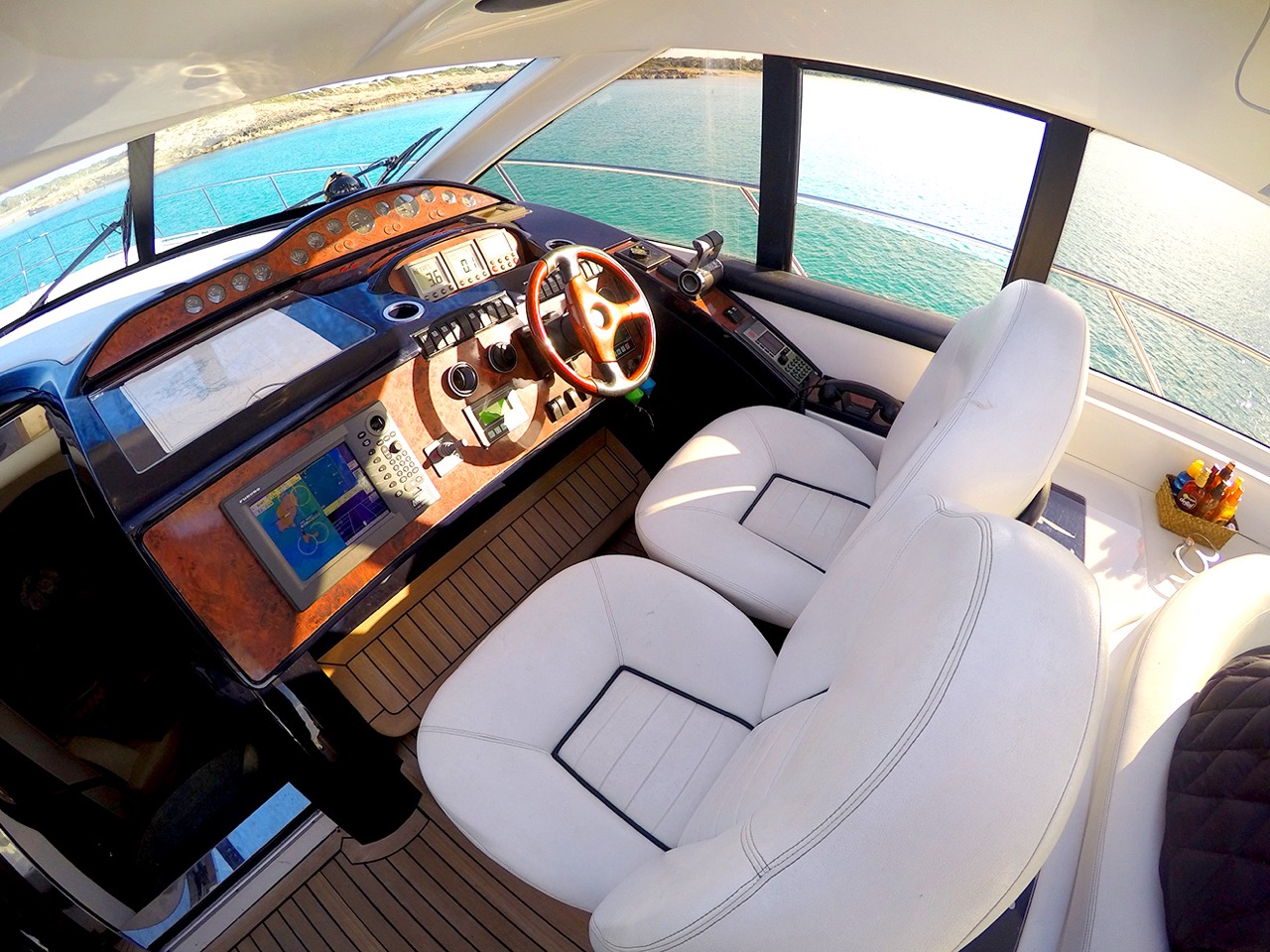 Motor Yacht MANZANA - Helm.jpeg