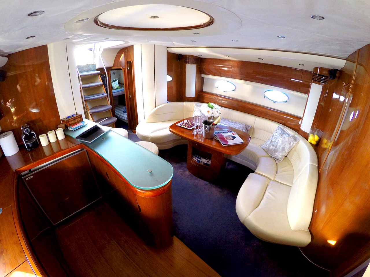 Motor Yacht MANZANA - Salon.jpeg