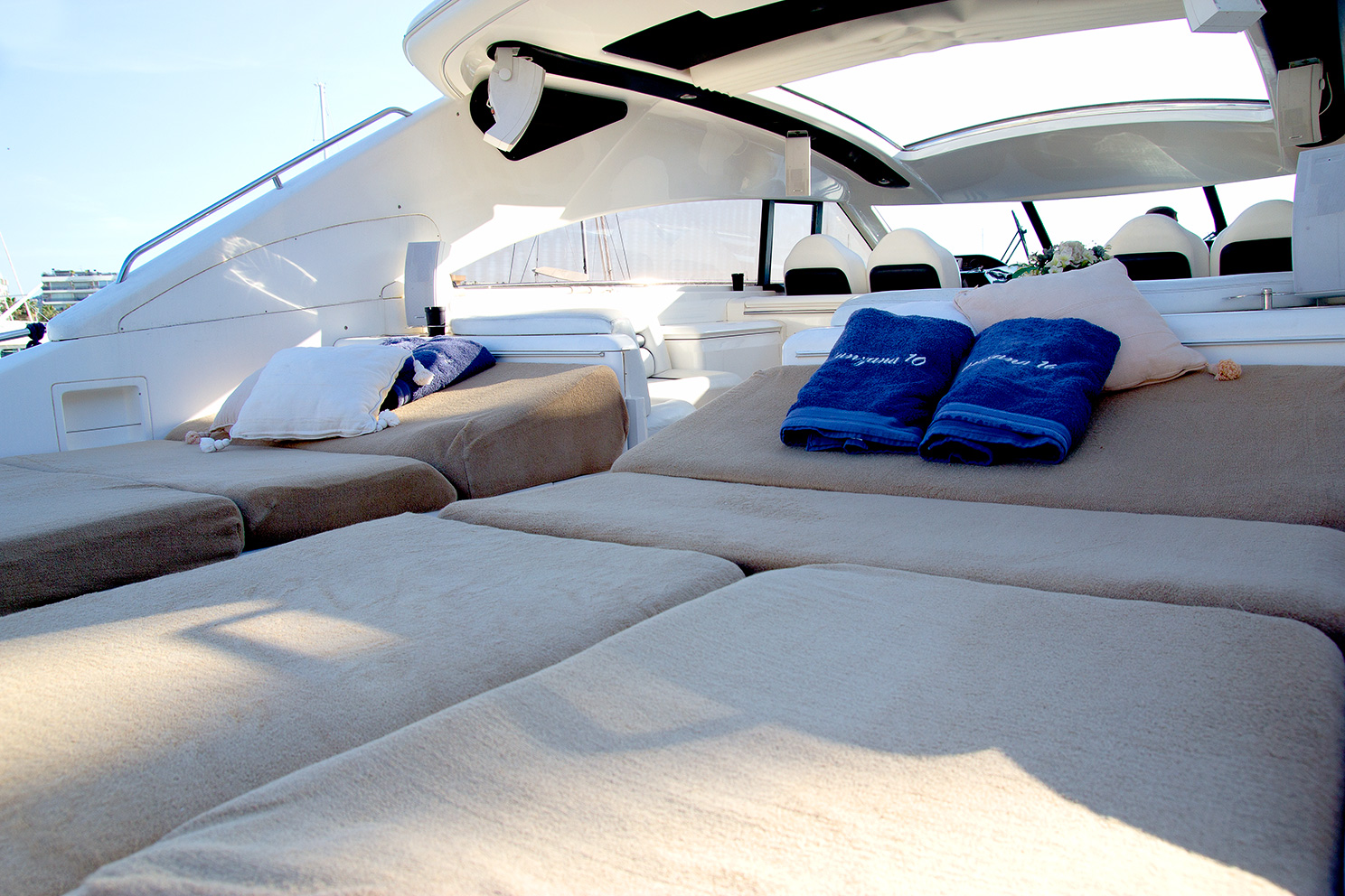 Motor Yacht MANZANA - Sunpads.jpg