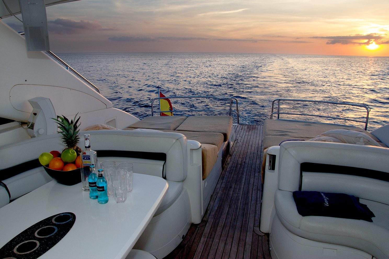 Motor Yacht MANZANA - Upper salon evening.jpg