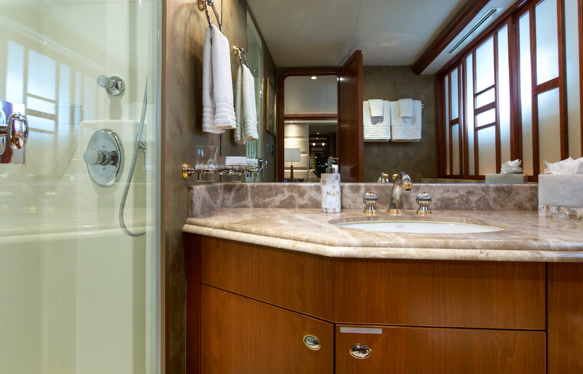 Motor Yacht OASIS - Ensuite.jpg