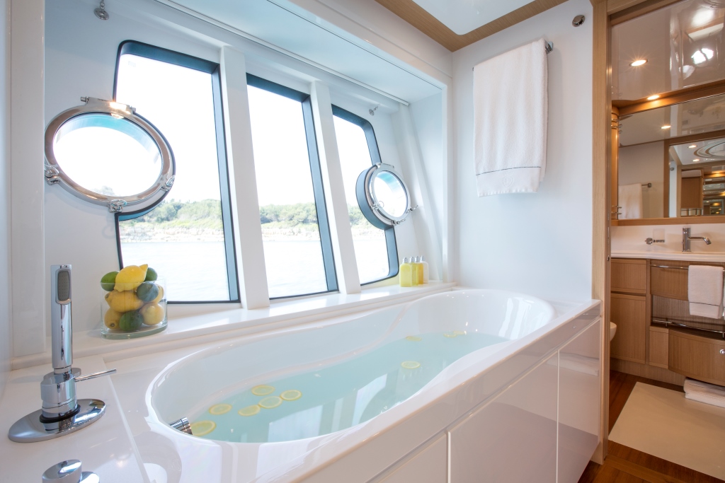 Motor Yacht SANS ABRI - Master cabin bath.jpg