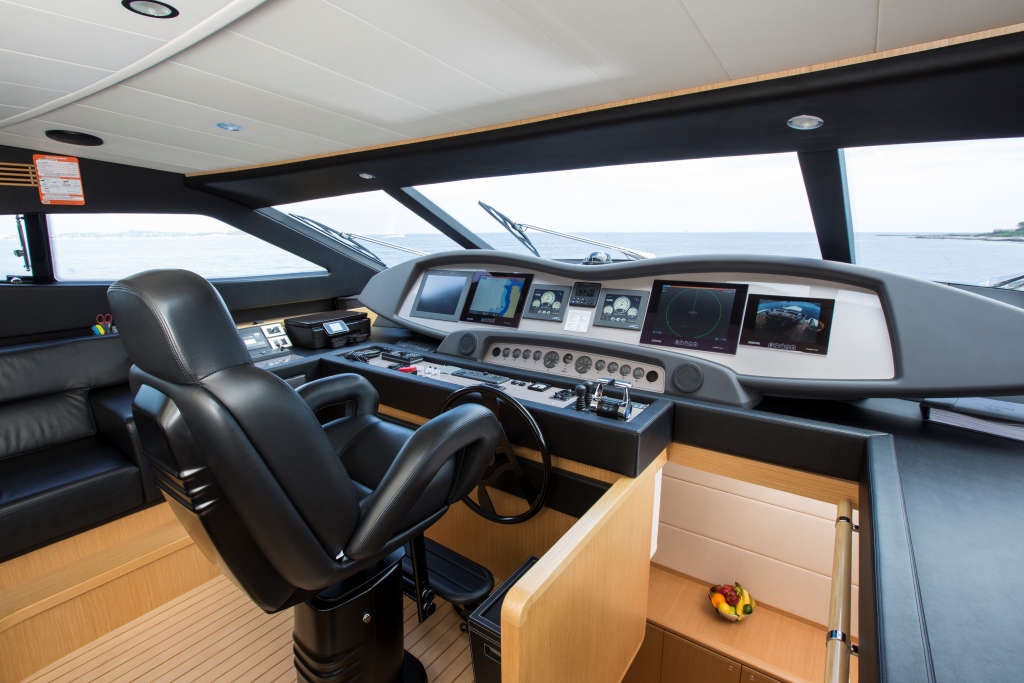 Motor Yacht SANS ABRI - Pilot house.jpg
