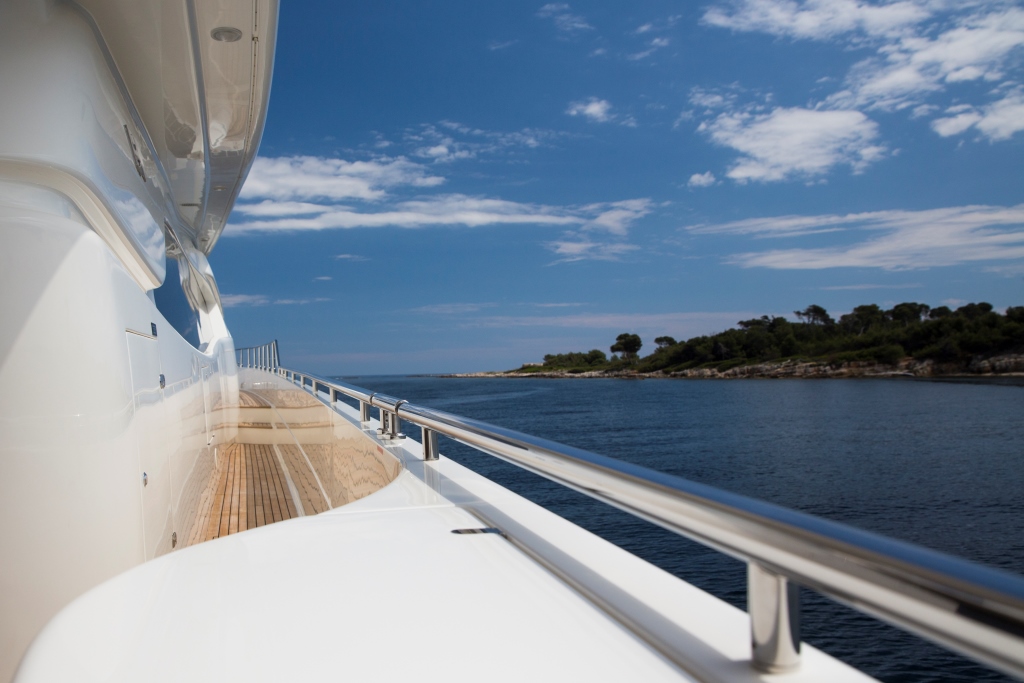 Motor Yacht SANS ABRI - Side deck.jpg