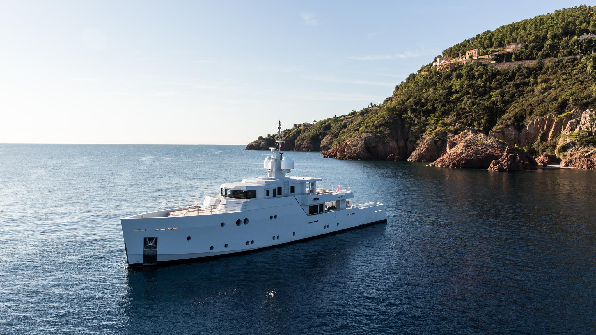Motor Yacht Sexy Fish - exterior - Tansu Yachts.jpg