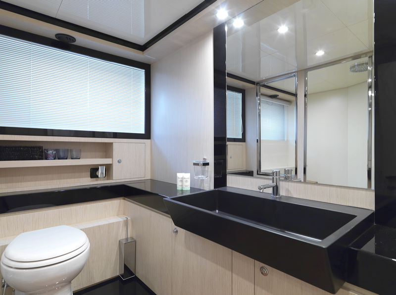 Motor Yacht Stinray M -  Bathroom.jpg