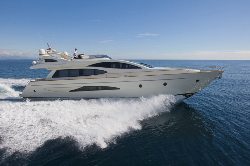 Motor Yacht Stinray M -  Cruising.jpg