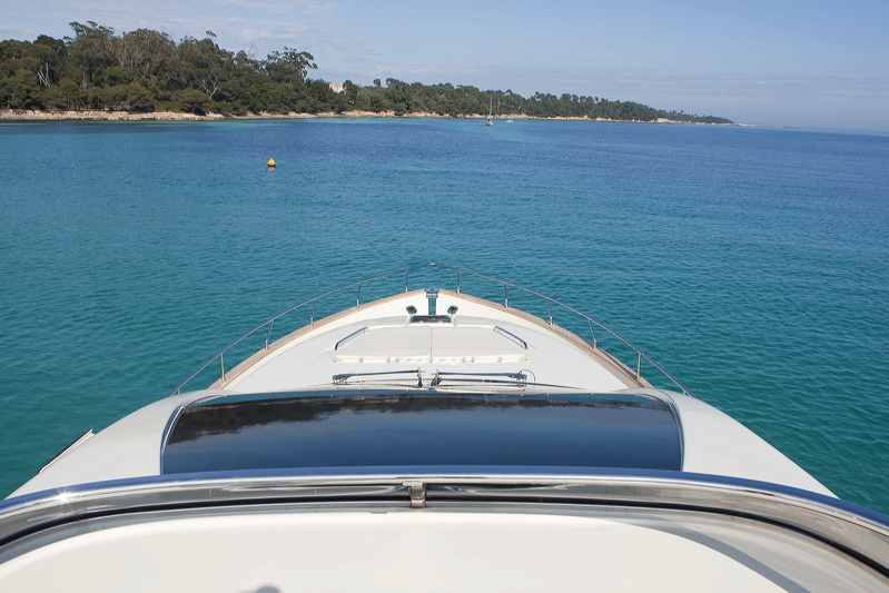 Motor Yacht Stinray M -  Forward.jpg