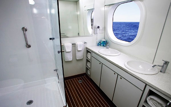 Motor Yacht True North  Ensuite.jpg