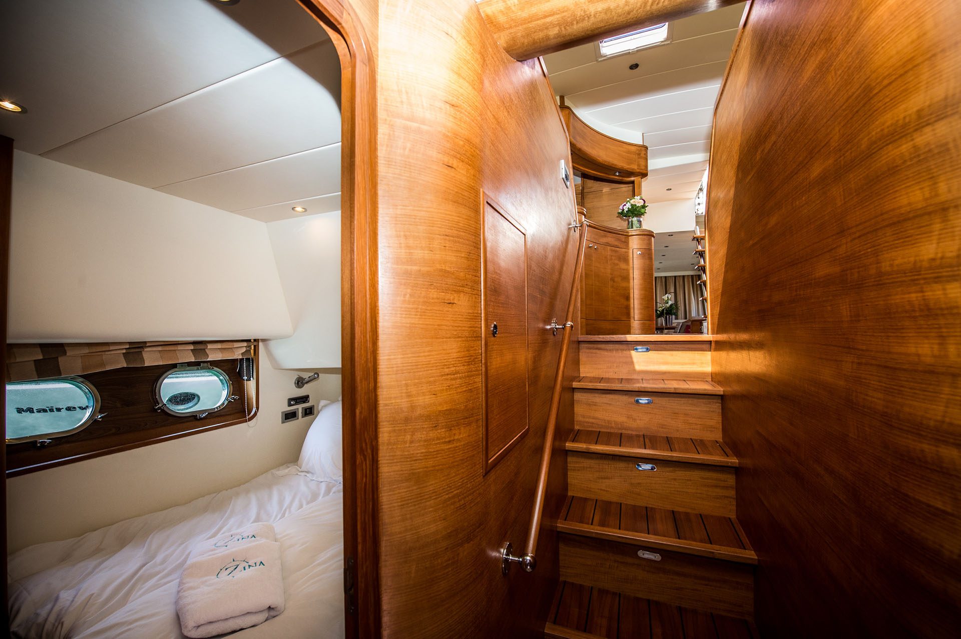 Motor Yacht ZINA - 005.jpg
