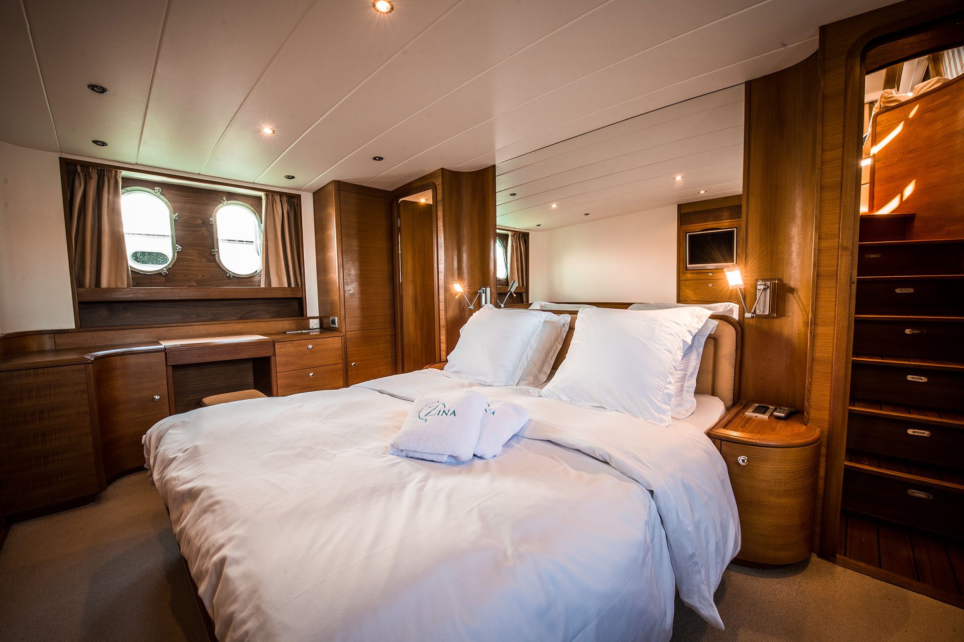Motor Yacht ZINA - 006.jpg