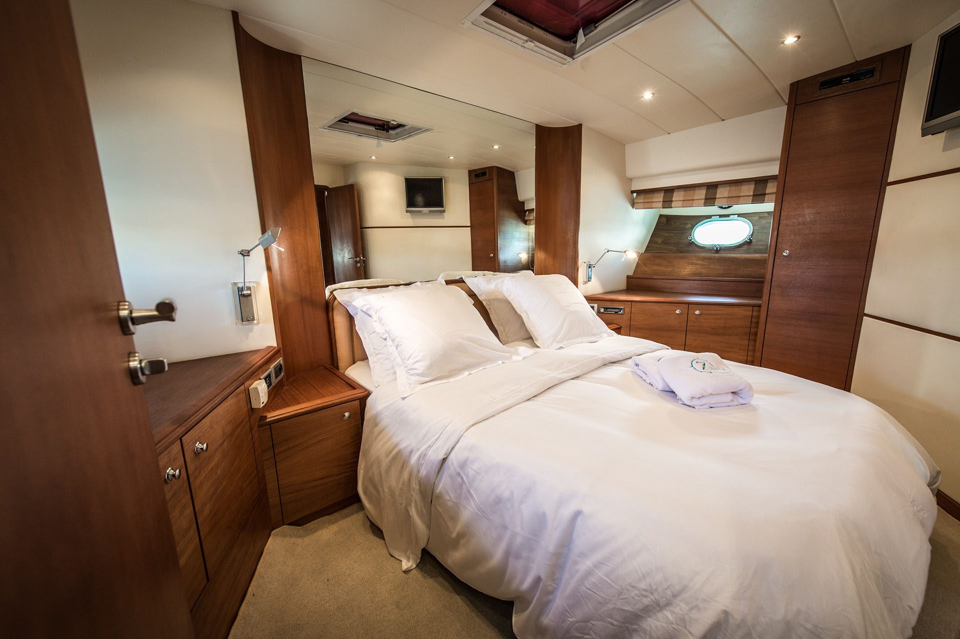 Motor Yacht ZINA - 007.jpg