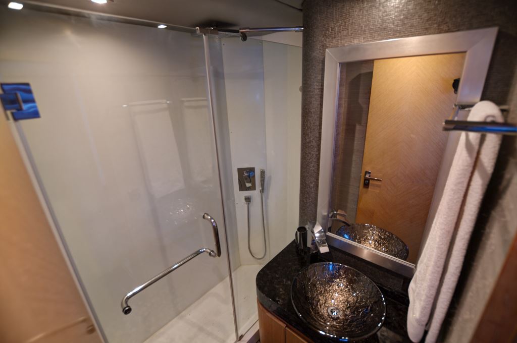 Motor yach MIA - Guest Ensuite.jpg