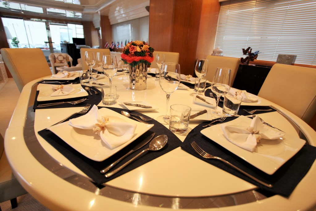 Motor yacht  MOONDANCE - Dining Table.jpg