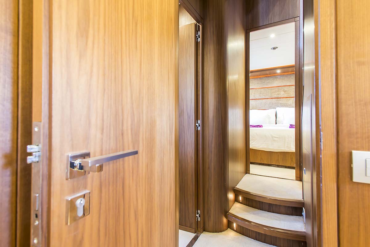 Motor yacht 888 - 019.jpg