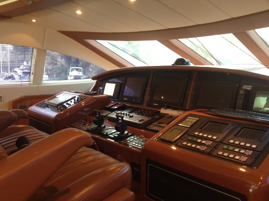 Motor yacht ALLURE - Helm.jpg