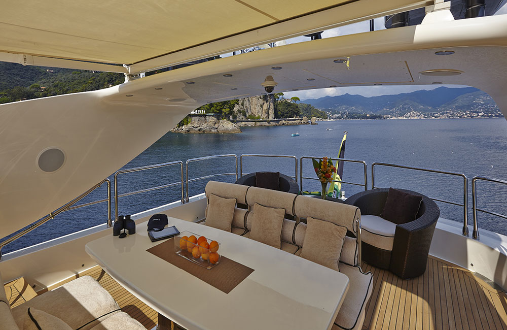 Motor yacht ANTELOPE III - Sundeck dining.jpg