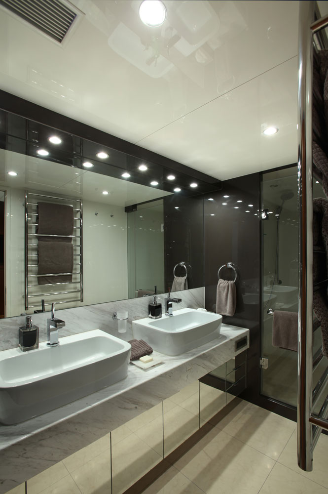 Motor yacht AQUARIUS - Master Bathroom.jpg