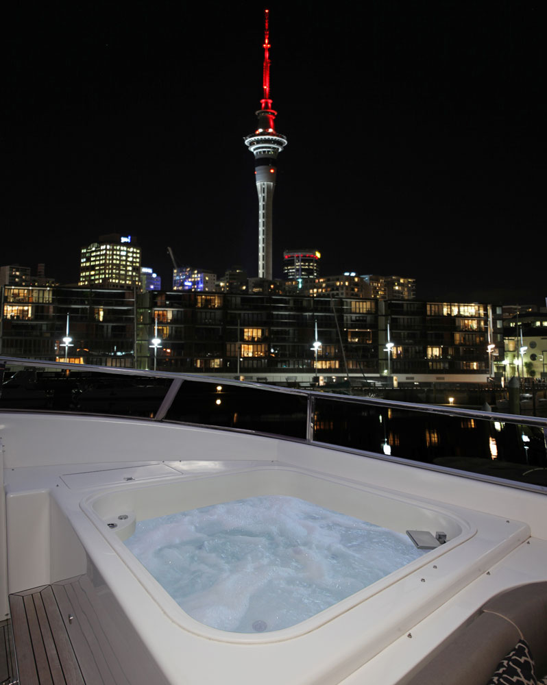 Motor yacht AQUARIUS - Spa Pool.jpg