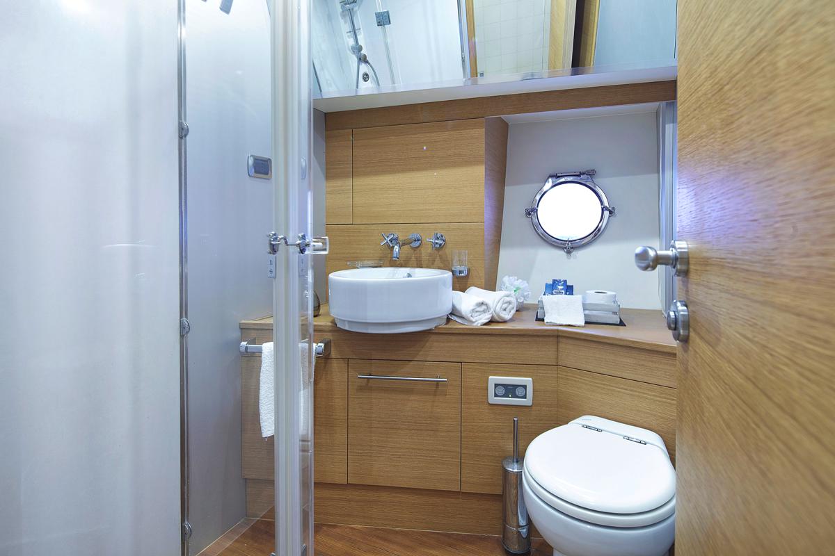 Motor yacht ARWEN - Guest ensuite.jpg