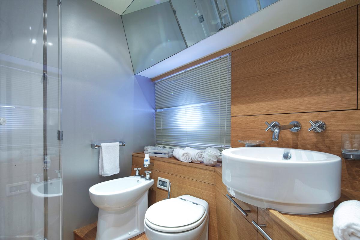 Motor yacht ARWEN - Master ensuite.jpg