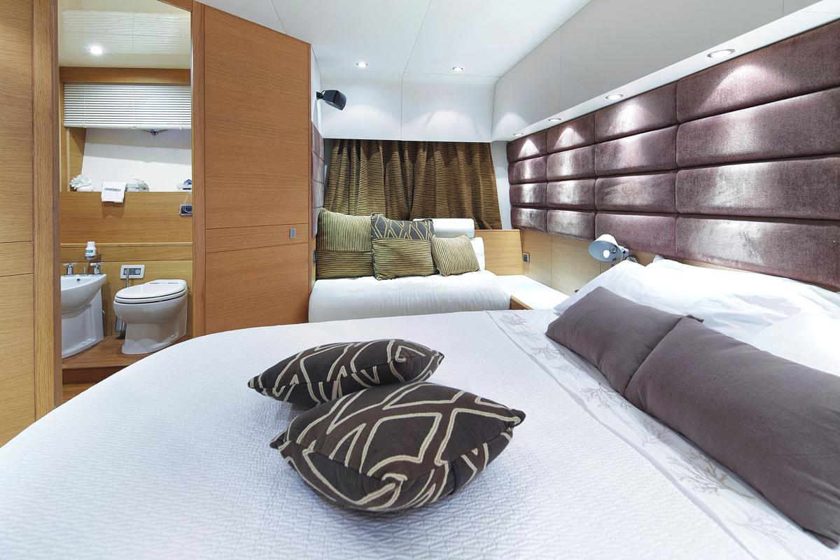 Motor yacht ARWEN - Master with sofa.jpg