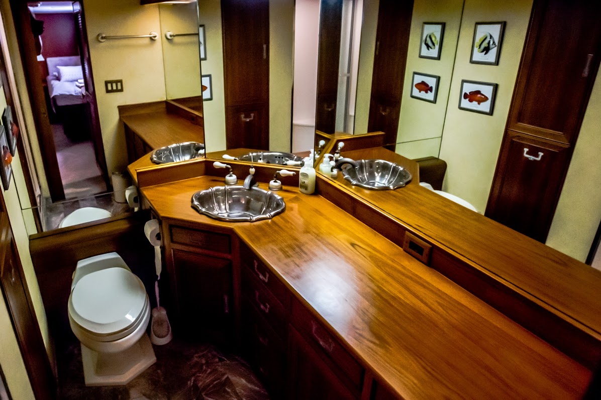 Motor yacht AURIANE - Ensuite.jpg